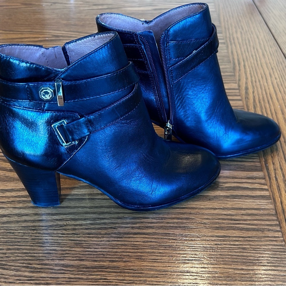 Louise et Cie Women’s Black Leather 3” Heel Ankle Boots Gold Details Size 6.5